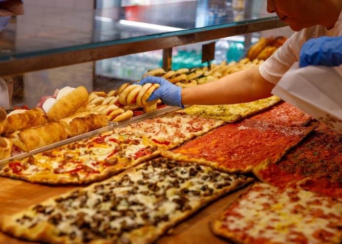 Pizza cũng là món ăn không thể thiếu ở Mỹ. Ảnh: Pan American