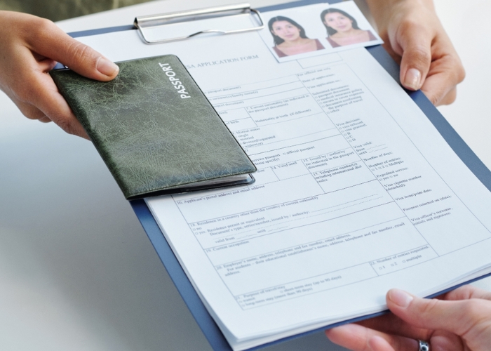 Cách giấy tờ cần chuẩn bị xin visa quá cảnh Mỹ. Ảnh: 24H Visa