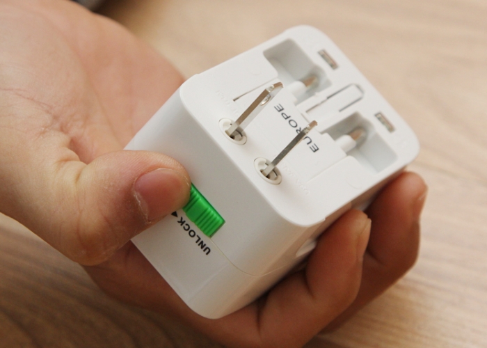 Adapter đổi ổ cắm và ổ điện đa năng. Ảnh: Thegioididong