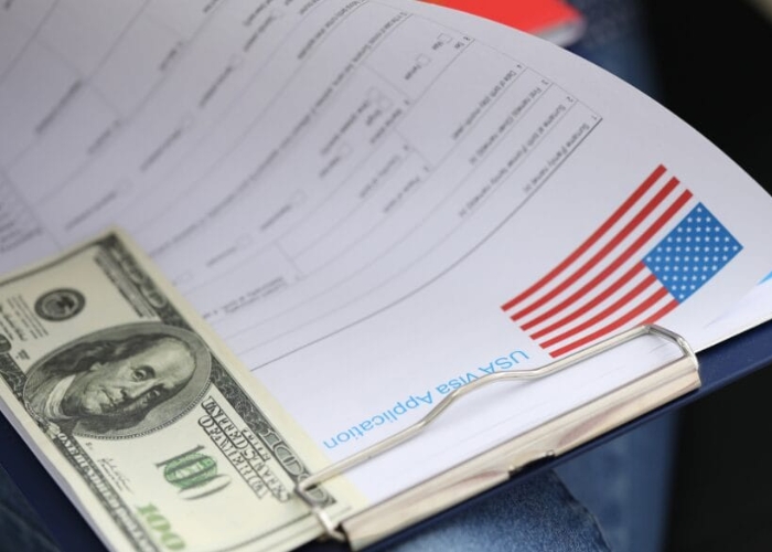 Đóng lệ phí xin visa du lịch Mỹ. Ảnh: SI Group