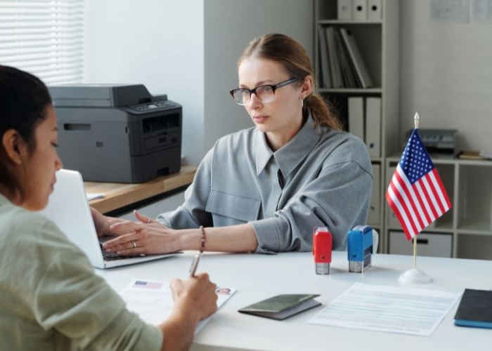 Khi phỏng vẫn visa nên tập trung. Ảnh: Du Học Á - Âu