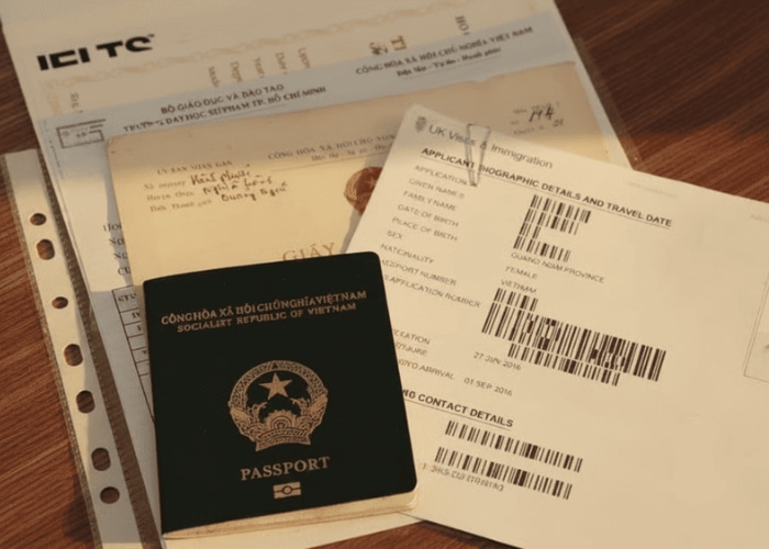 Giấy tờ cá nhân & hồ sơ chuyến đi. Ảnh: Vietnam Airlines