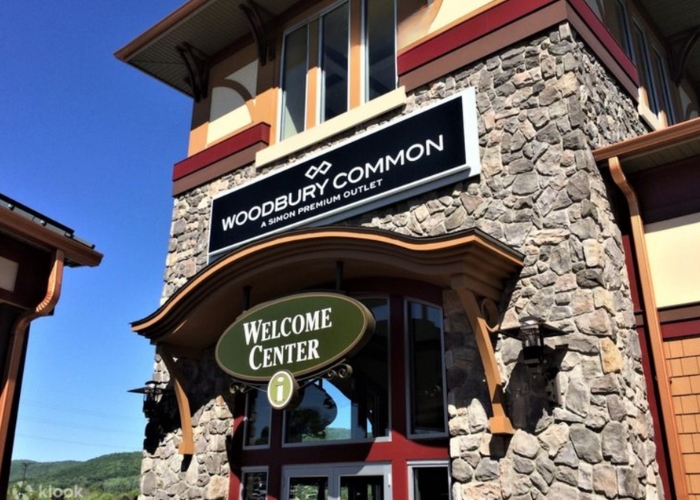 Woodbury Common Premium Outlets. Ảnh: Pan American Travel