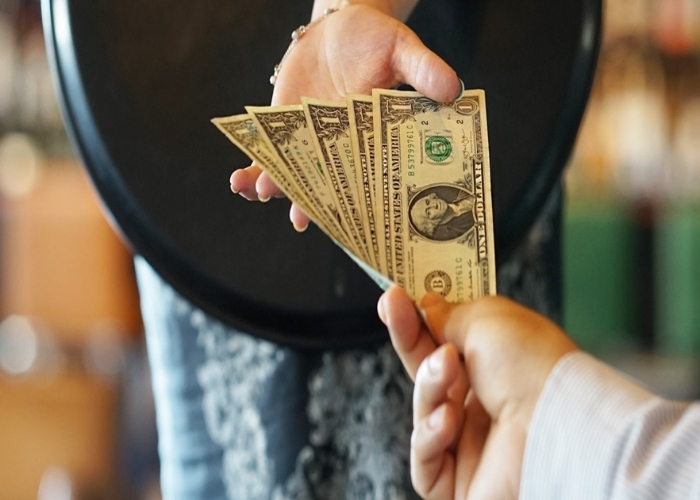 Có nên tip khi dịch vụ không tốt? Ảnh: CafeF