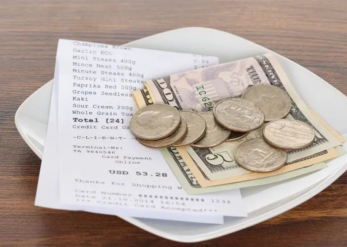 Hiểu nhầm phí dịch vụ và tiền tip. Ảnh: Sapo
