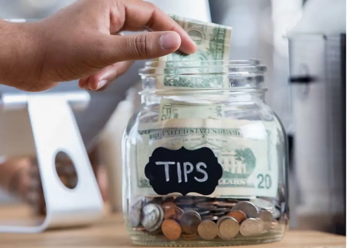 Việc chuẩn bị sẵn tiền lẻ rất hữu ích khi áp dụng văn hóa tiền tip ở Mỹ. Ảnh: ezCloud