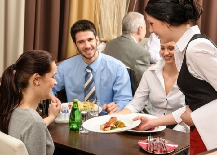 Người Mỹ coi tiền tip là tiêu chuẩn dịch vụ. Ảnh: Báo Nghệ An