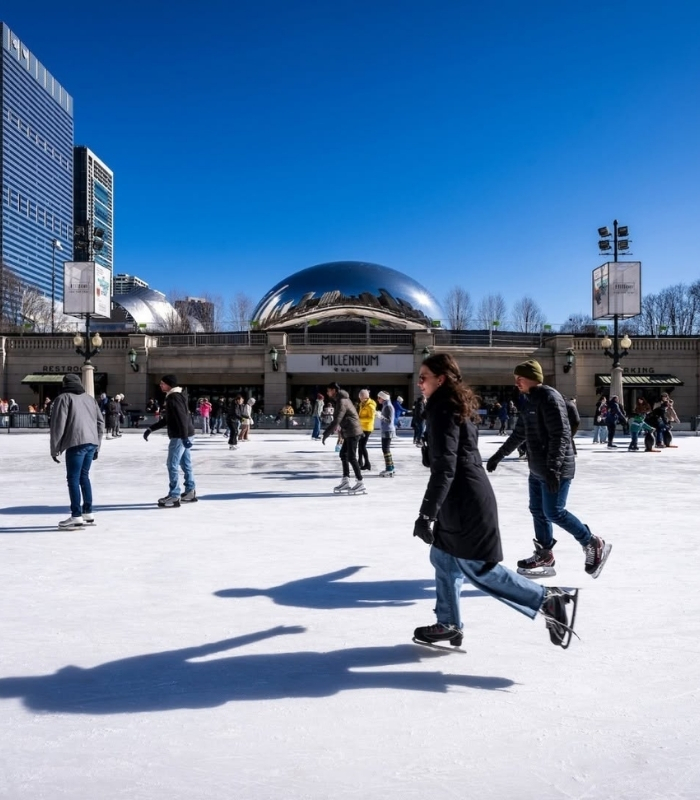 Trượt băng tại McCormick Tribune Ice Rink. Ảnh: shopsattribunetower