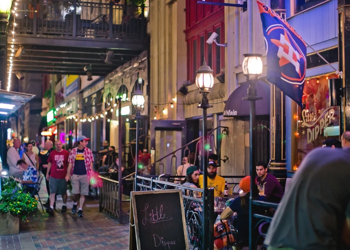 Khám phá Houston về đêm. Ảnh: Downtown Houston
