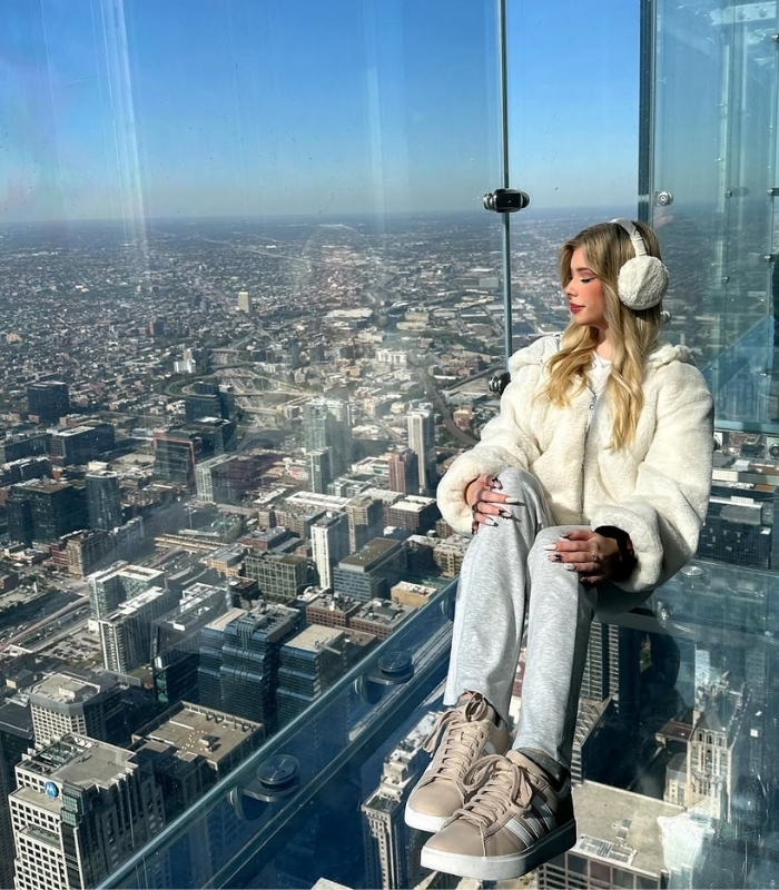 Skydeck là một trong những điểm tham quan đông khách nhất tại Chicago. Ảnh: __cich