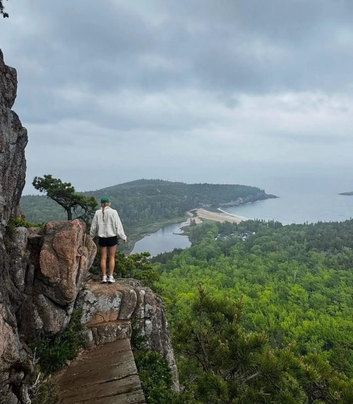 Hiking Giữa Núi Rừng Và Bờ Biển. Ảnh: laurelansbrow