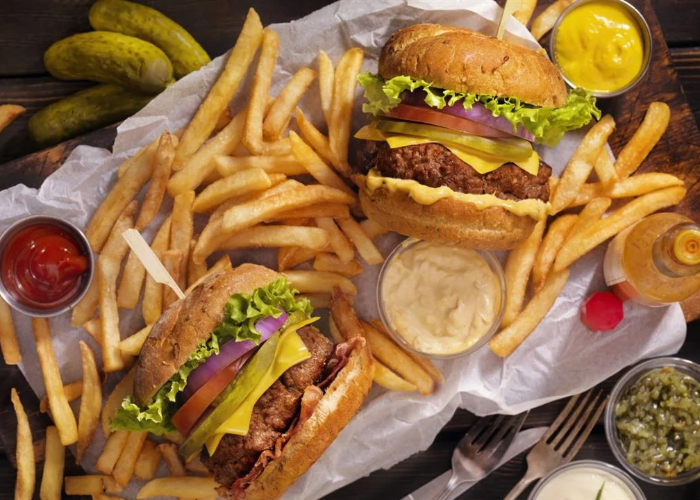 Burger và món ăn kiểu Mỹ. Ảnh: LatourLaw
