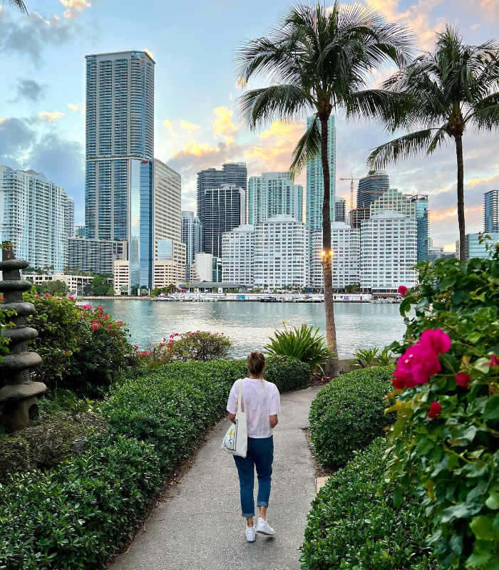 Đi bộ và ngắm cảnh đường chân trời Miami. Ảnh: pasaje.en.